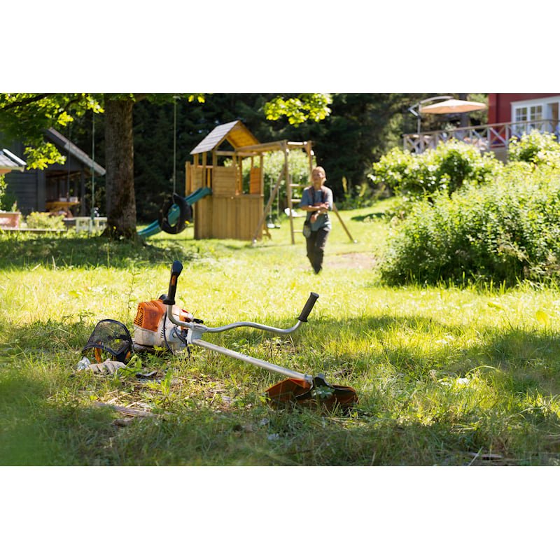 Stihl FS 240 C-E Freischneider mit Gurt und drei Schneidzubehören